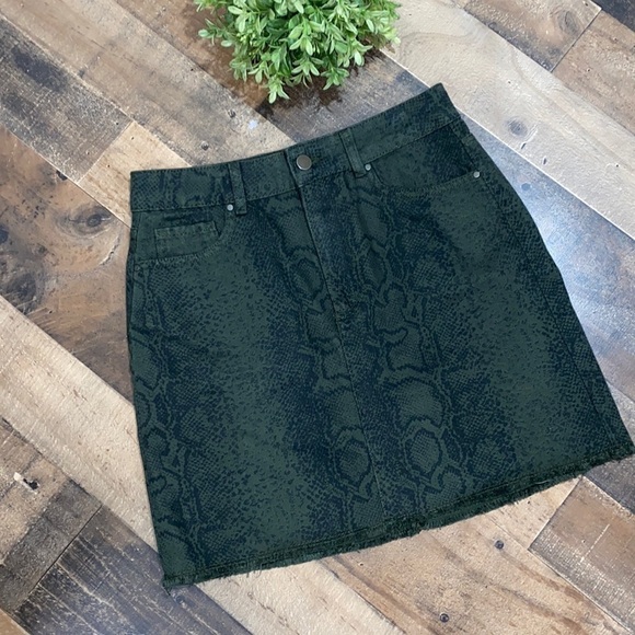 Hollister jean skirt ultra high rise 27 waist snake print green & black pockets‎ - Picture 2 of 5